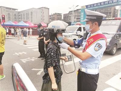 暖心|高考第一天 宜宾交警与考生之间的暖心故事