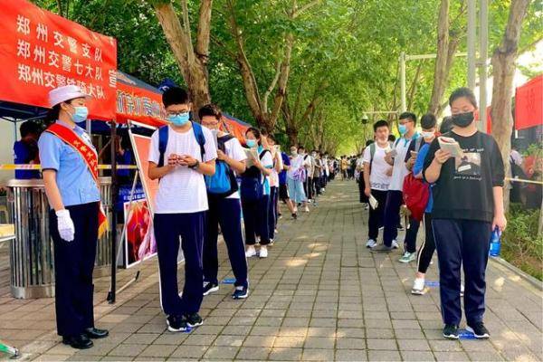 一年一度|加油吧，后浪！高考第一天郑州交警、志愿者全面为高考保驾护航