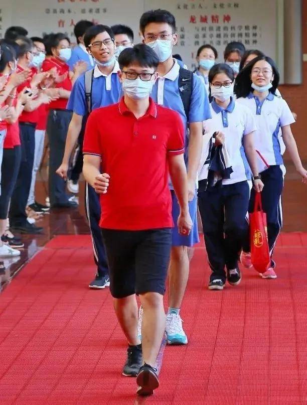 陈伟锋|动画片同款！90后男老师熬夜制作了48份特殊的高考礼物…