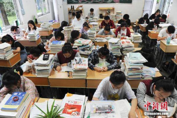 科目|加油！安徽歙县考生教室内继续复习