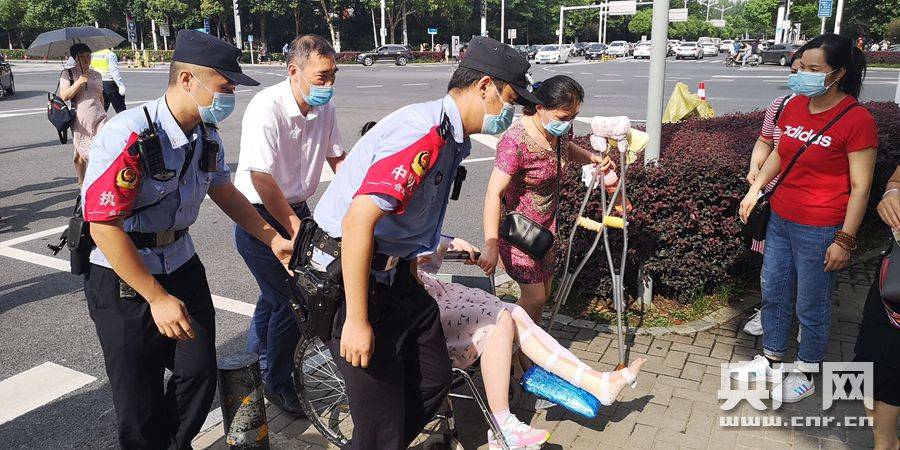 考生|暖心！考试坐轮椅进校园 合肥民警抬着考生进考场