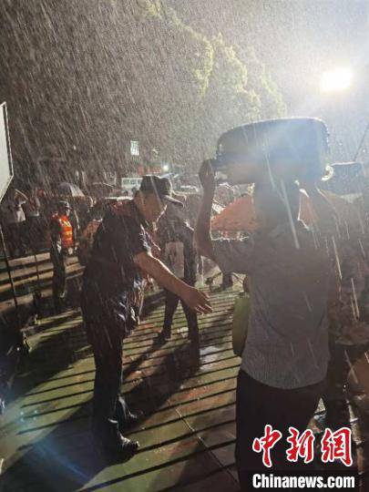 富阳|新安江水库首次9孔全开泄洪 下游群众彻夜紧急转移