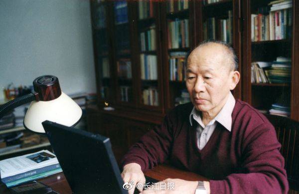 崔崑|一件夹克穿30年捐千万助学，崔崑院士资助勤奋励志寒门学子： 每人每年8000元