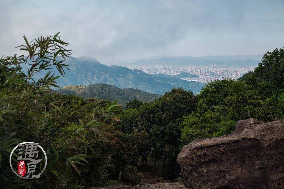 摩天石风景区,位于广东普宁大南山西部,主峰高975米,位居普宁第二高峰