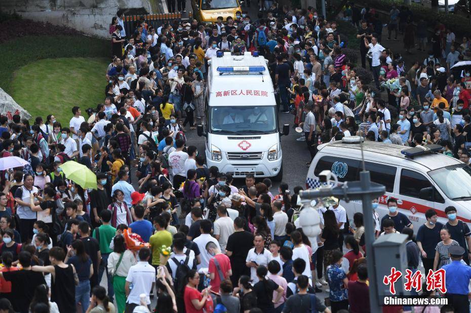 考试|2020年全国高考 考生结束考试走出考场