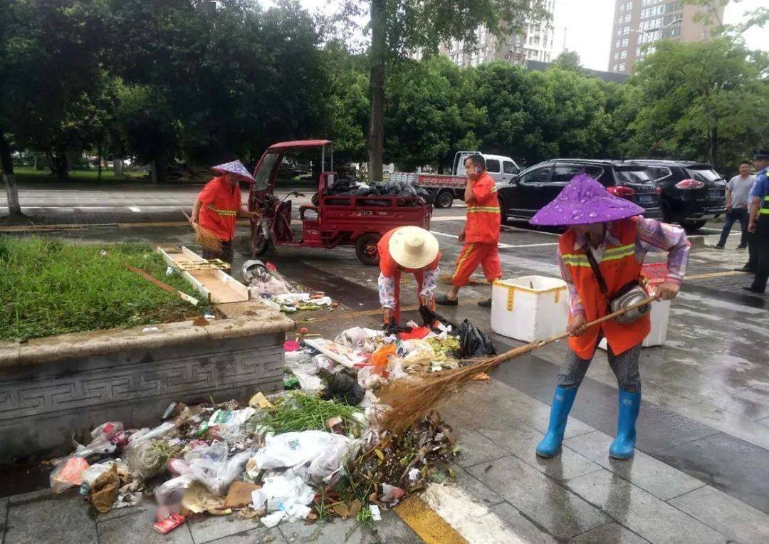 阆中一超市乱扔垃圾,罚钱又丢脸!_七里街道