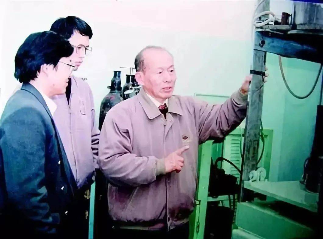 崔崑|95岁院士又拿400万助学，累计捐上千万元，一件衬衣却穿30年...