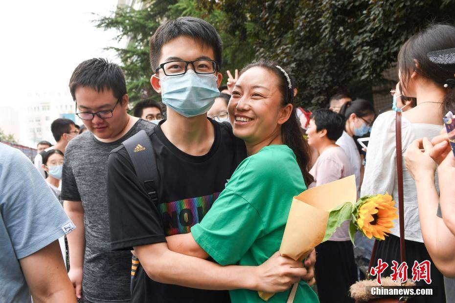 考试|2020年全国高考 考生结束考试走出考场