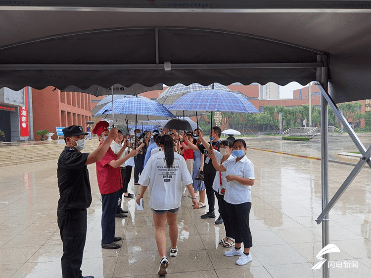 山东省|雨中情 “雨中为高考生撑伞” 山东省实验中学现爱心快闪