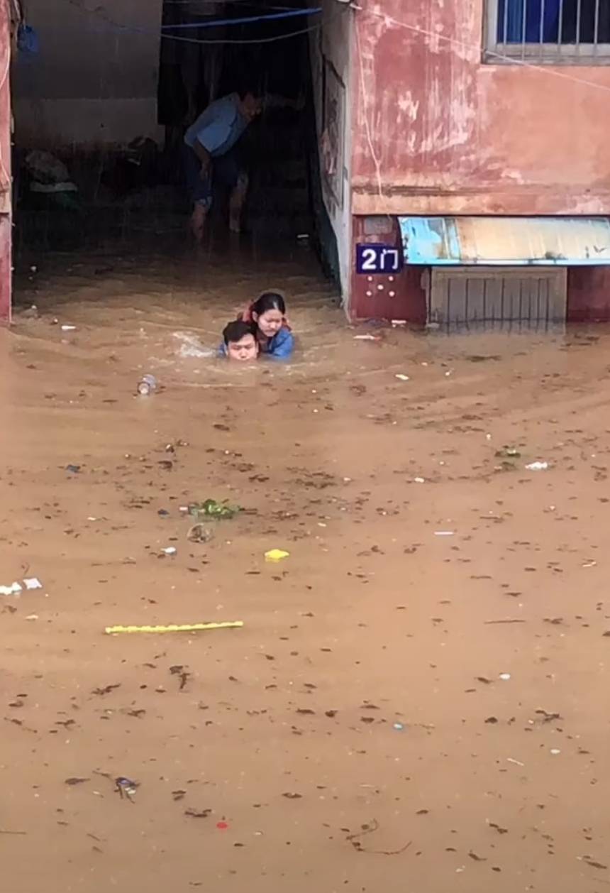 女孩|背女孩游泳赶考的退伍海军：没耽误考试很惊喜，想为城管正名