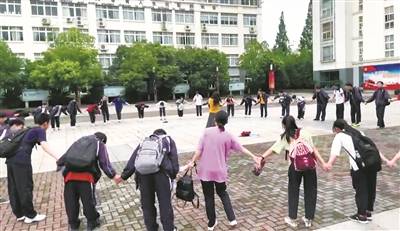 谢恩|高考结束后北仑职高校园里出现感人一幕学生们将老师围在中间鞠躬谢恩