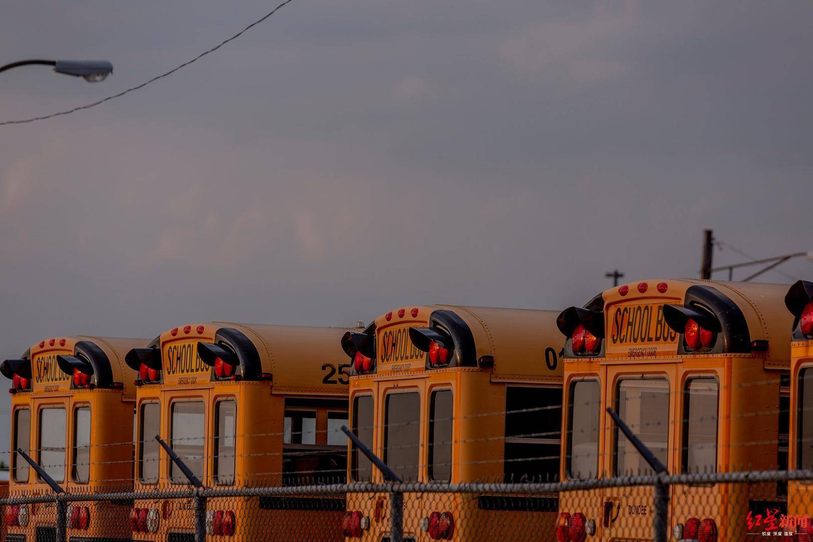 美国|政府师生三面施压，百亿美元拨款难获得：开学令下美国学校面临什么