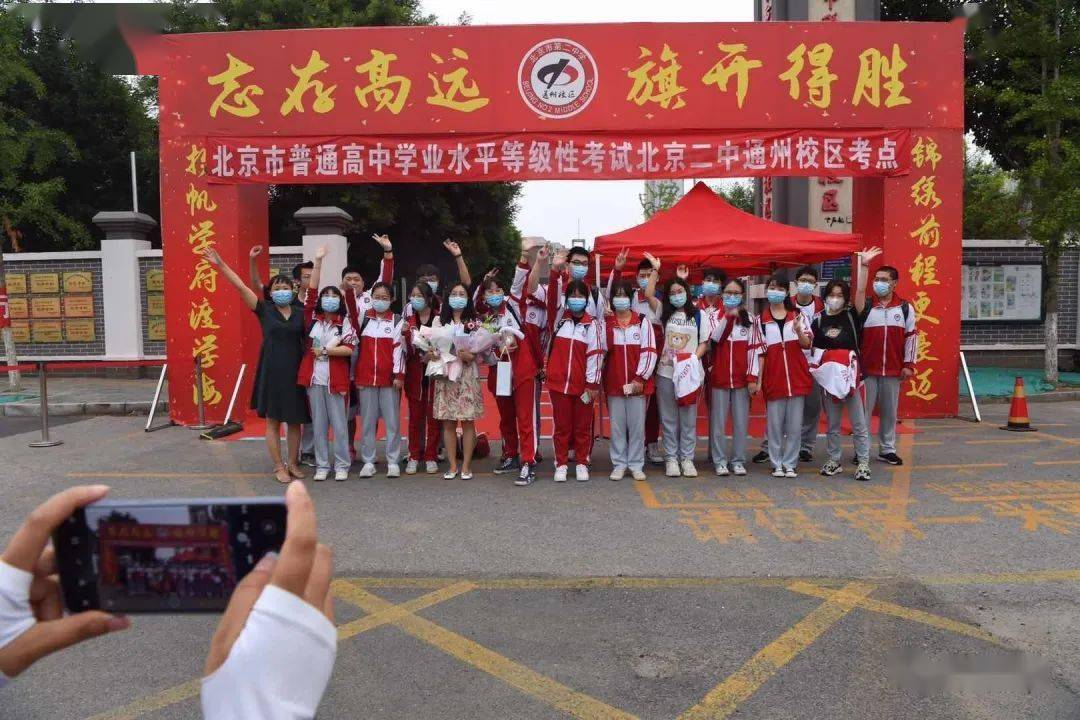 考生|“史上最长高考”结束 有鲜花有拥抱