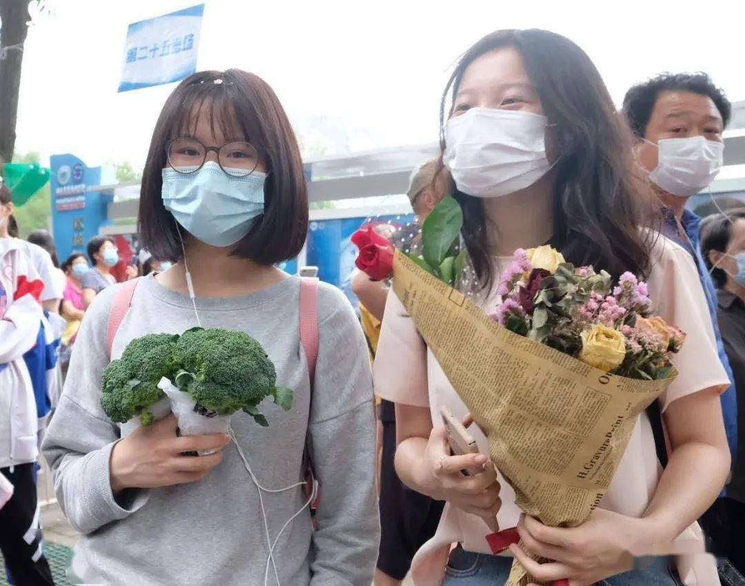 考生|“史上最长高考”结束 有鲜花有拥抱