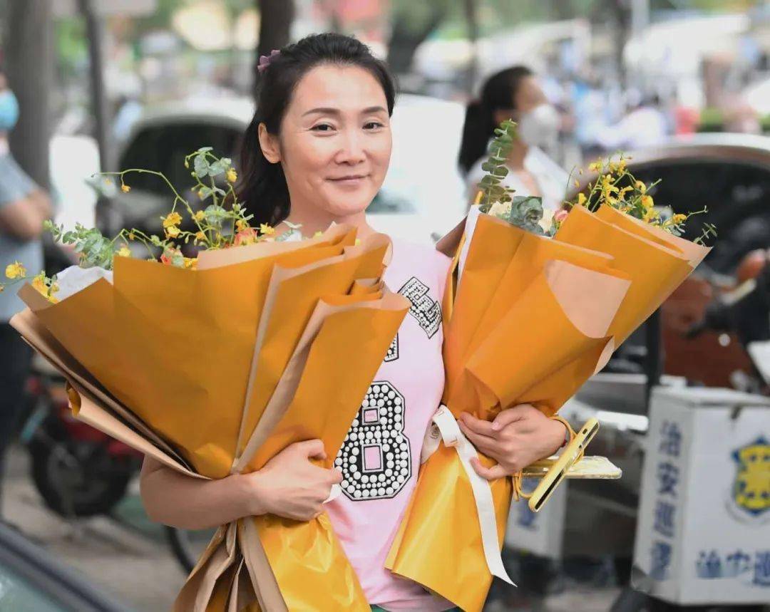 考生|“史上最长高考”结束 有鲜花有拥抱