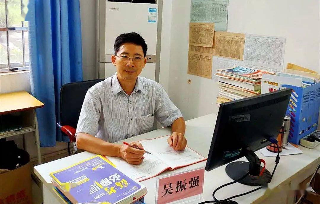 面容清瘦,目光坚毅的吴振强是廉江市第一中学高中化学教研组长,从教三