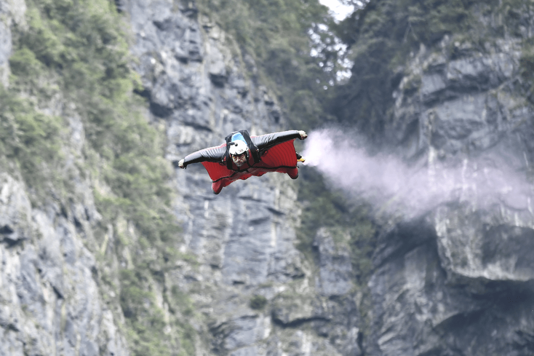 翼装侠高空峡谷间上演"眼镜蛇机动"飞行.