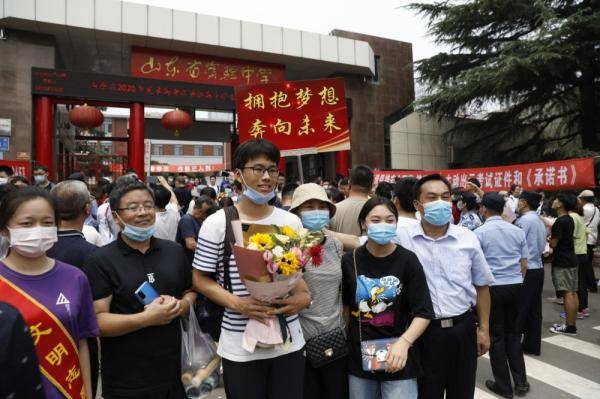 宁舟浩|高考最后一日 鲜花、拥抱、笑脸迎接考生归来