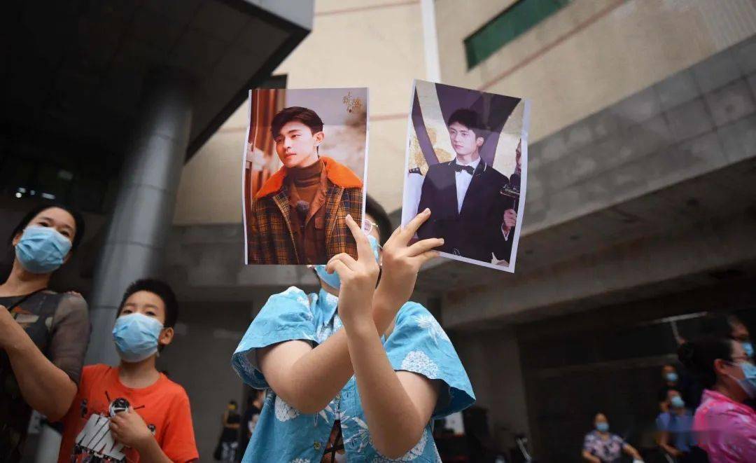 考生|“史上最长高考”结束 有鲜花有拥抱