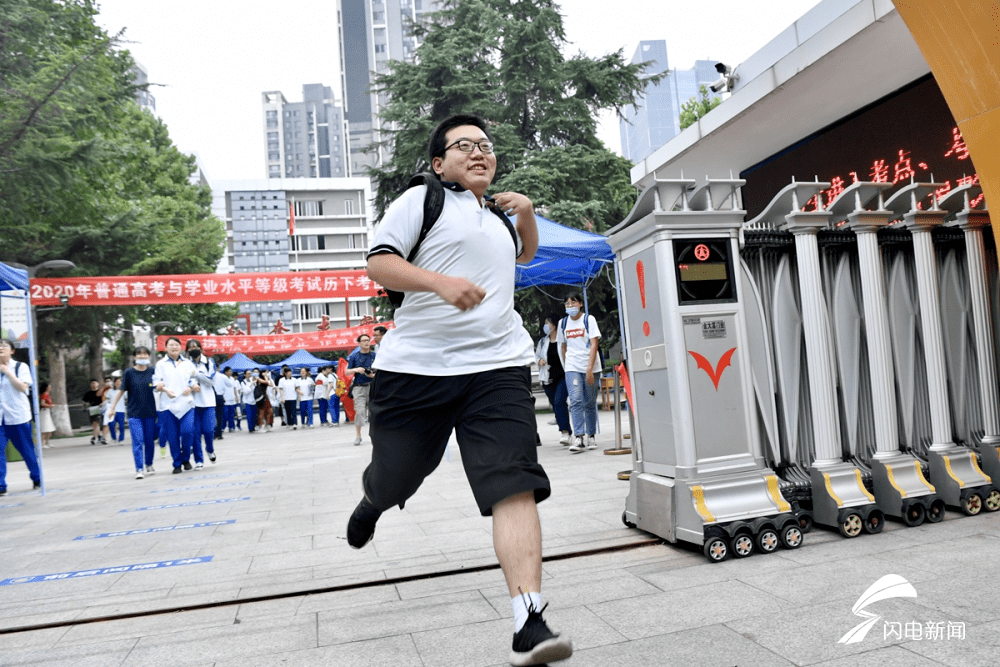 鲜花|影像力丨定格高考结束瞬间，鲜花、拥抱、还有妈妈的吻……
