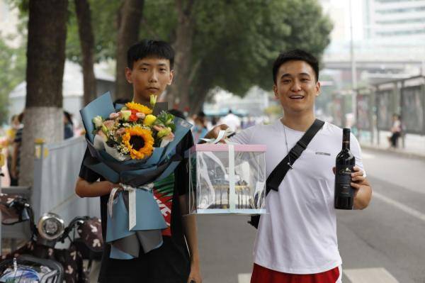 宁舟浩|高考最后一日 鲜花、拥抱、笑脸迎接考生归来