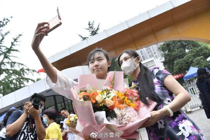 鲜花|定格高考结束瞬间，鲜花、拥抱、还有妈妈的吻
