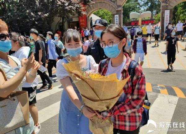 烟台|终于考完了！烟台考场外这一幕看着看着就忍不住了……