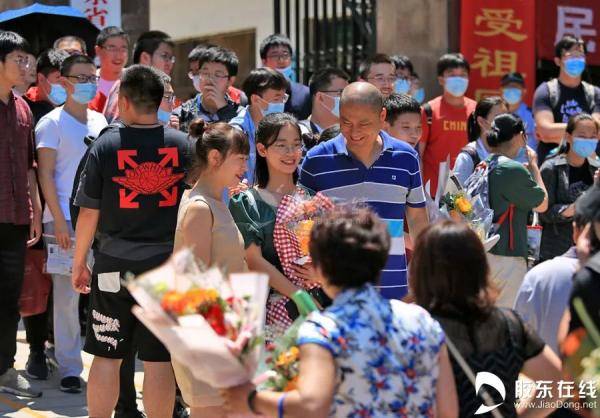 烟台|终于考完了！烟台考场外这一幕看着看着就忍不住了……