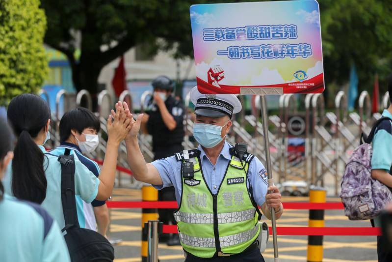 考场|高考考场外35年的守护，他最遗憾的是没亲身为女儿“护考”