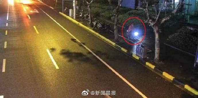 因排队取号发生口角，男子在网红茶餐厅门前抛