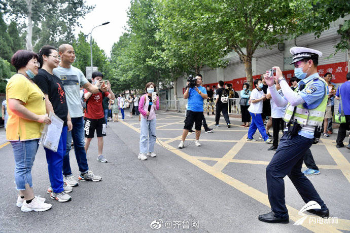 鲜花|定格高考结束瞬间，鲜花、拥抱、还有妈妈的吻