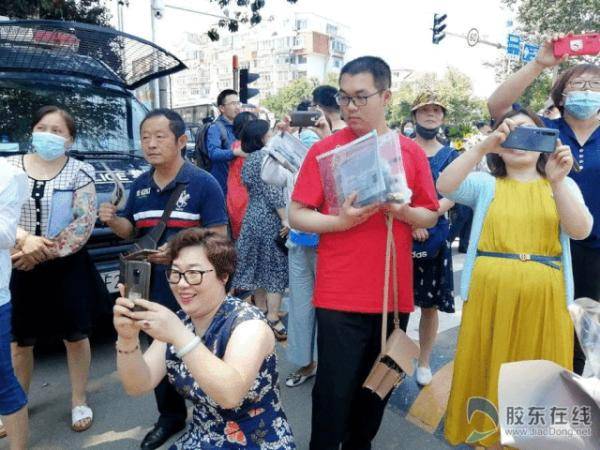 烟台|终于考完了！烟台考场外这一幕看着看着就忍不住了……