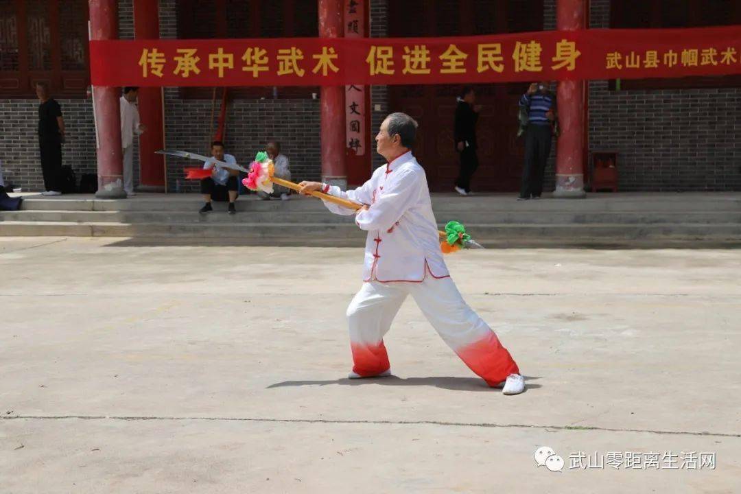 今天,武山巾帼武术队在水帘洞举行祈福游武术表演