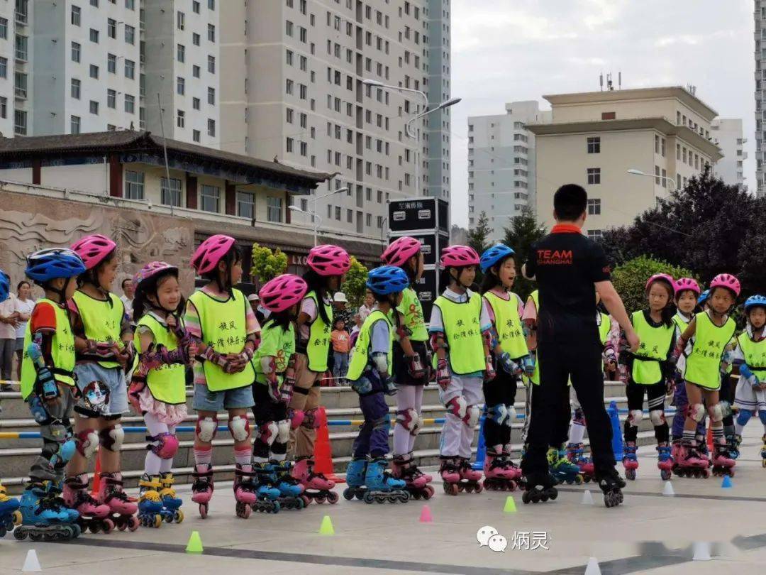 不拔的意志,此次"阳光少年 旋风轮滑"冠军廖杰轮滑公开课活动的举办