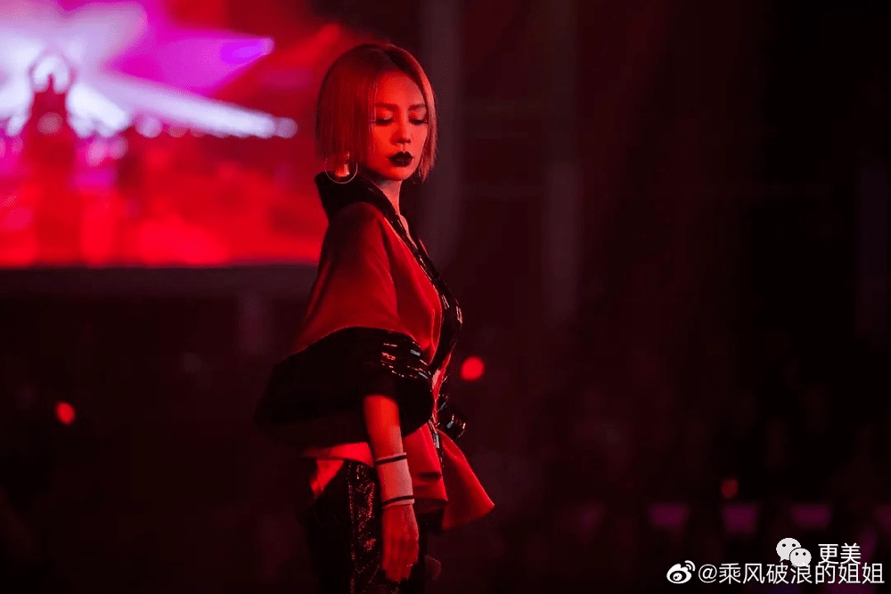 孟佳|万茜突然变油腻铁T,沈梦辰吴昕都换了头?