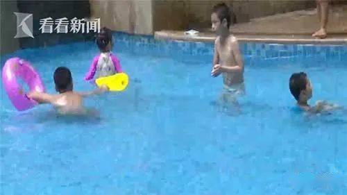 @爸爸带儿子游泳转身去给手机充电！悲剧发生了