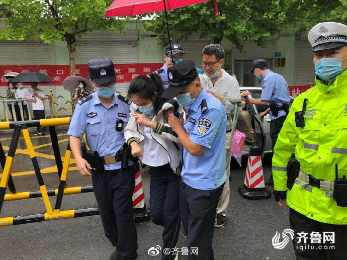考场|济南中考考生脚扭伤无法正常行走 值勤民警合力背上5楼考场