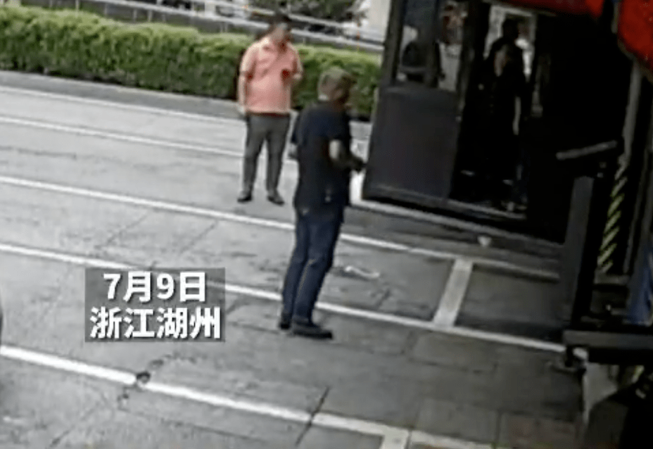 湖州|小车刚开进停车场，连人带车直坠十米电梯井！视频曝光……