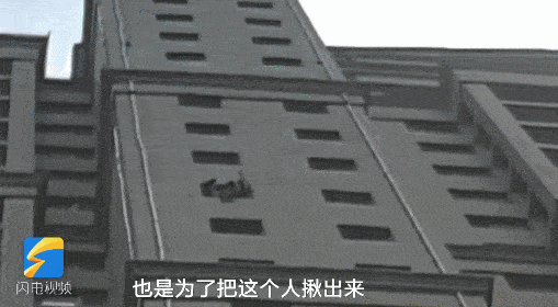 男子|高空坠落折叠刀直插男子后脑勺！网友：这不是没素质，这是故意杀人！
