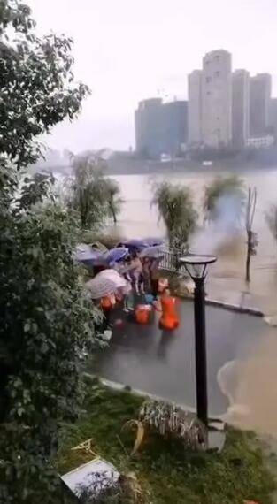 抢险|“气功大师”发功抗洪？网友：哗众取宠！