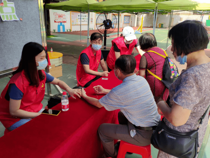 传递温暖献爱心培德社区开展在职党员进社区扶残助弱志愿服务