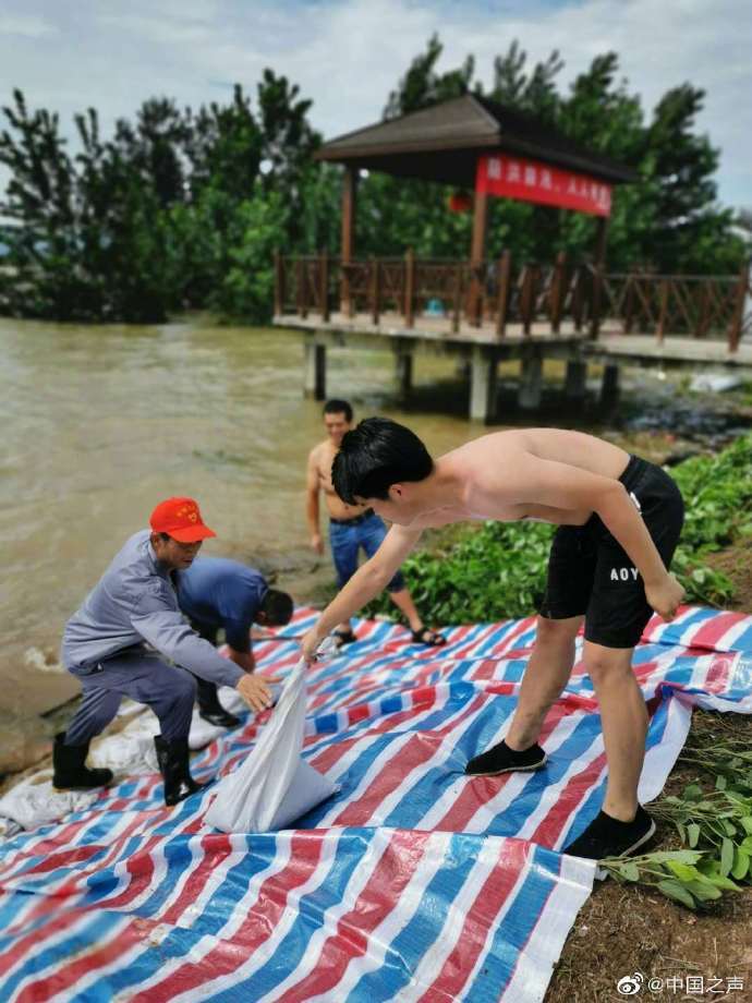 小时|退伍老兵连夜驾车10小时回家抗洪，看到大堤的那一刻他止不住泪