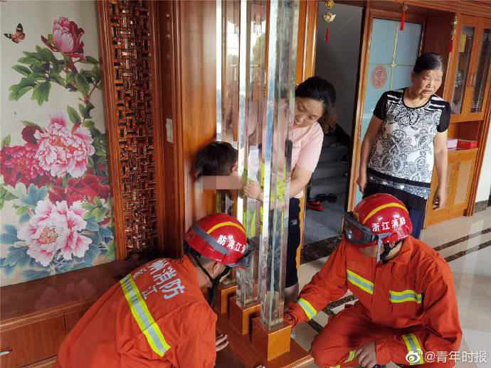 装饰|杭州某3岁小男孩被装饰柱“挟持”！