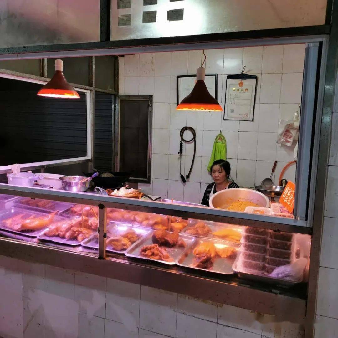 图为大山洞农贸市场内未待口罩手套的熟食店店主
