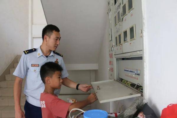 海沧|电路突然起火！厦门11岁男孩竟这样做…消防员：“这波操作给100分”！