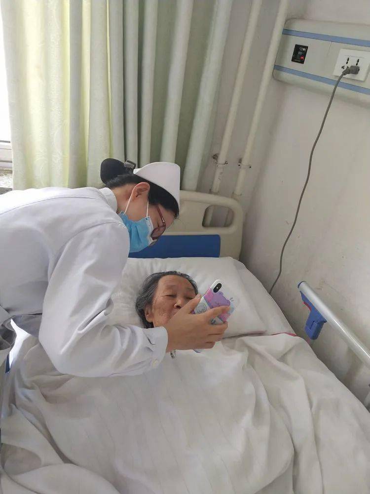 ",边说着边拿出手机给奶奶看照片,还给奶奶讲述了当时百岁老人从住院