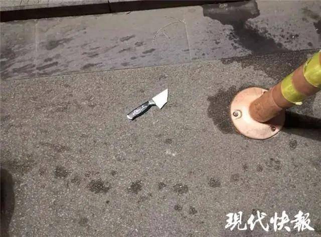 夫妻吵架竟从29楼扔菜刀!楼下一人正在散步