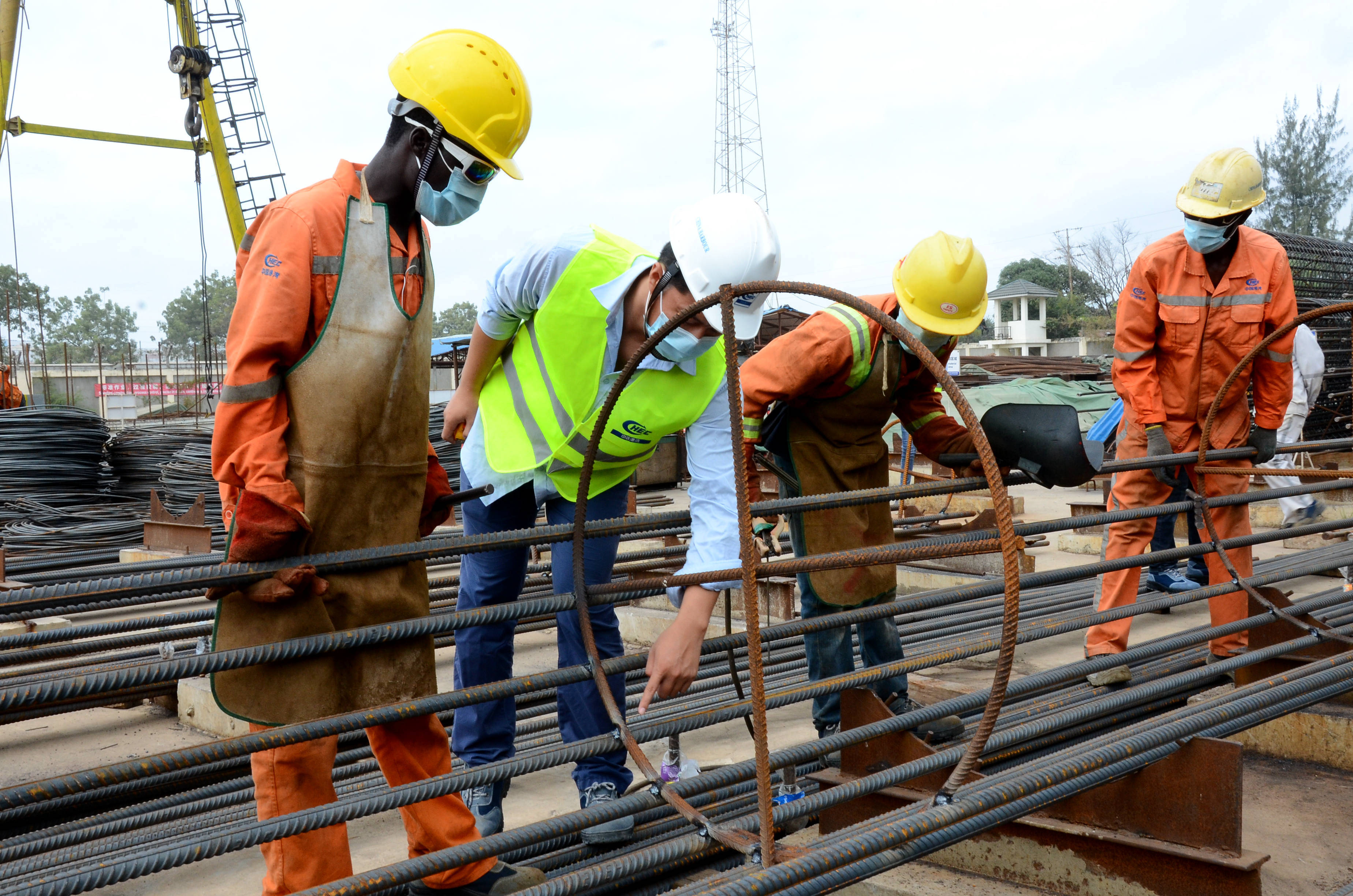 7月8日,在坦桑尼亚达累斯萨拉姆港升级改造项目施工现场,中国工程师与