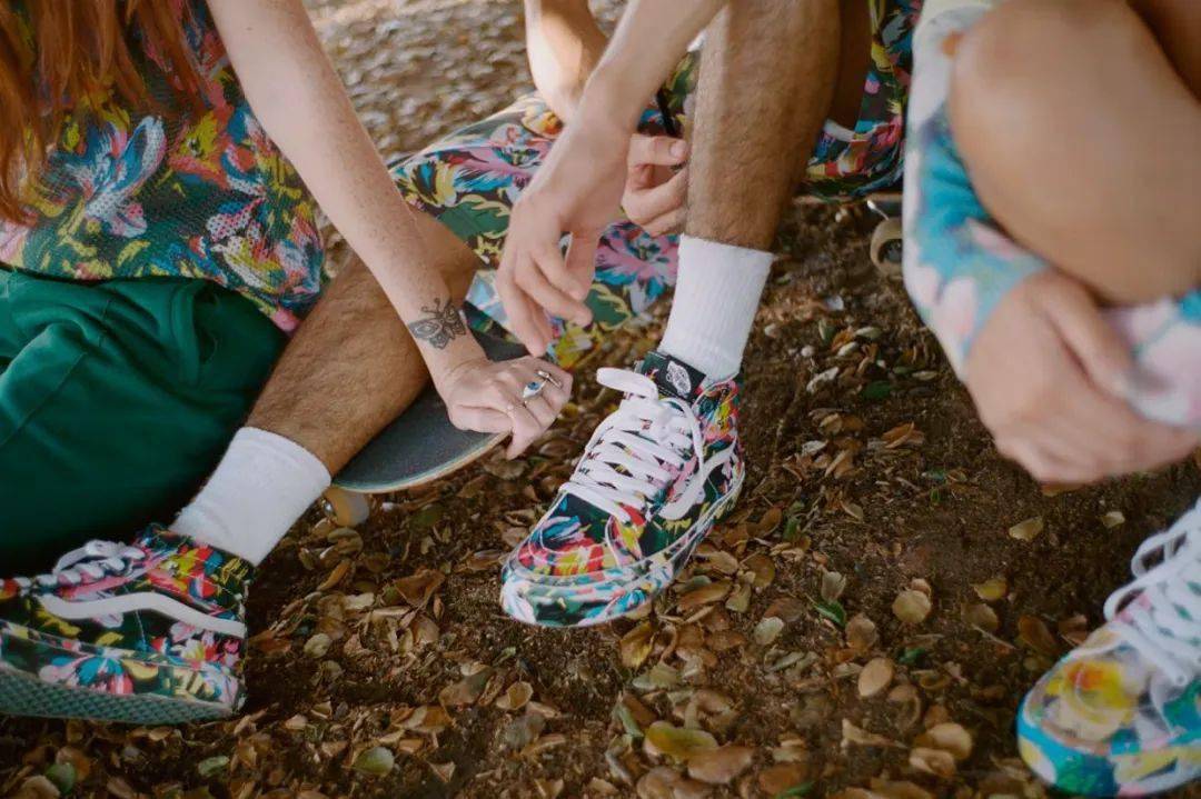 这些人不好好唱歌都去抢鞋了