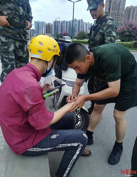 成都|外卖小哥电话响了 接电话的却是武警：“他受伤了，外卖要等一会”